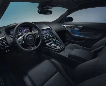 Cabina del Jaguar F-Type destacando su ergonomía y diseño deportivo.
