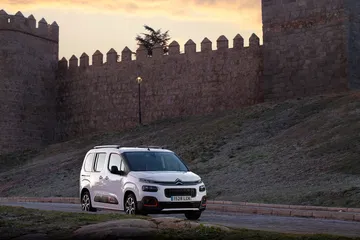Citroen Berlingo 2020 Puretech 130 Eat8 01