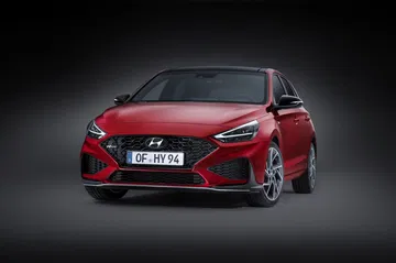 Vista frontal del Hyundai i30 destacando su parrilla y faros característicos.