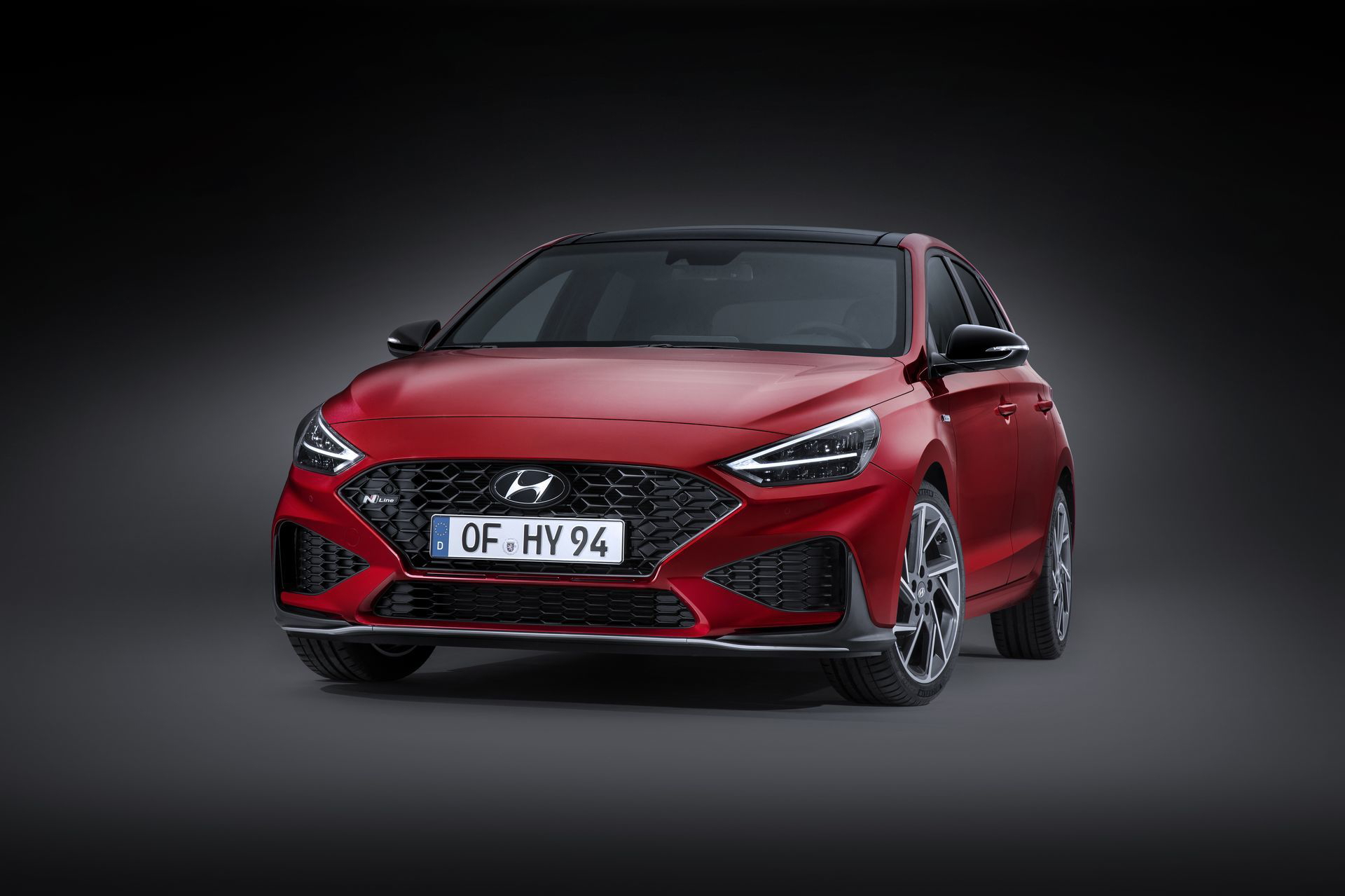 Vista frontal del Hyundai i30 destacando su parrilla y faros característicos.