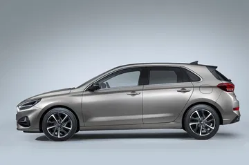 Vista lateral que muestra las líneas dinámicas del Hyundai i30.