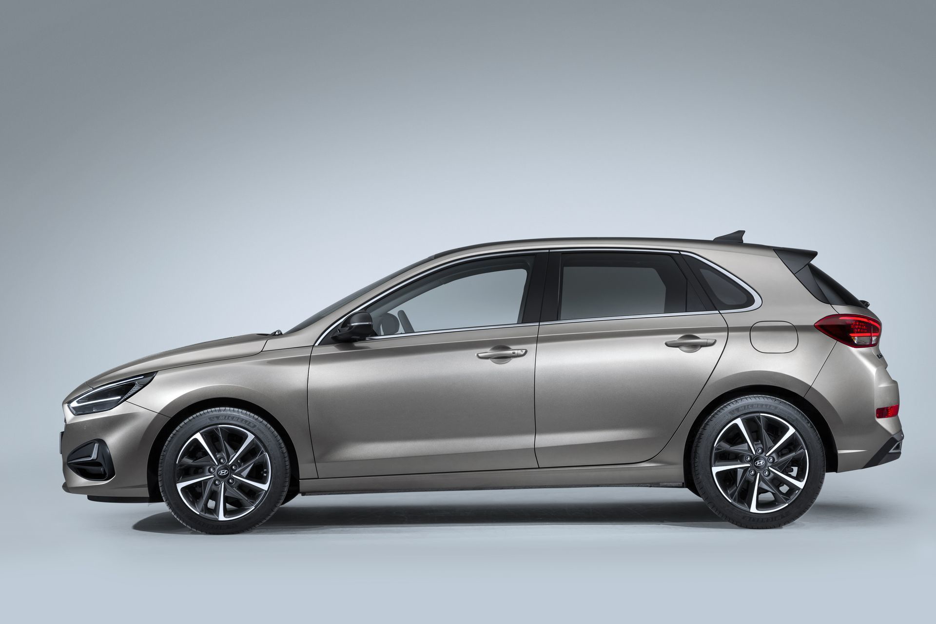 Vista lateral que muestra las líneas dinámicas del Hyundai i30.