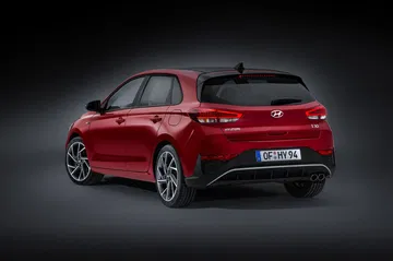 Vista trasera y lateral del Hyundai i30 resaltando su diseño aerodinámico.