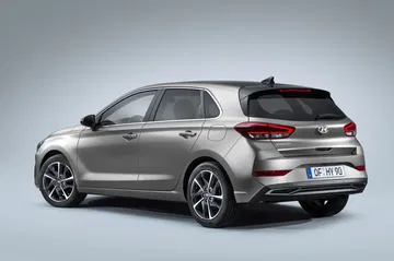 Vista en ángulo de la versión actualizada del Hyundai i30.