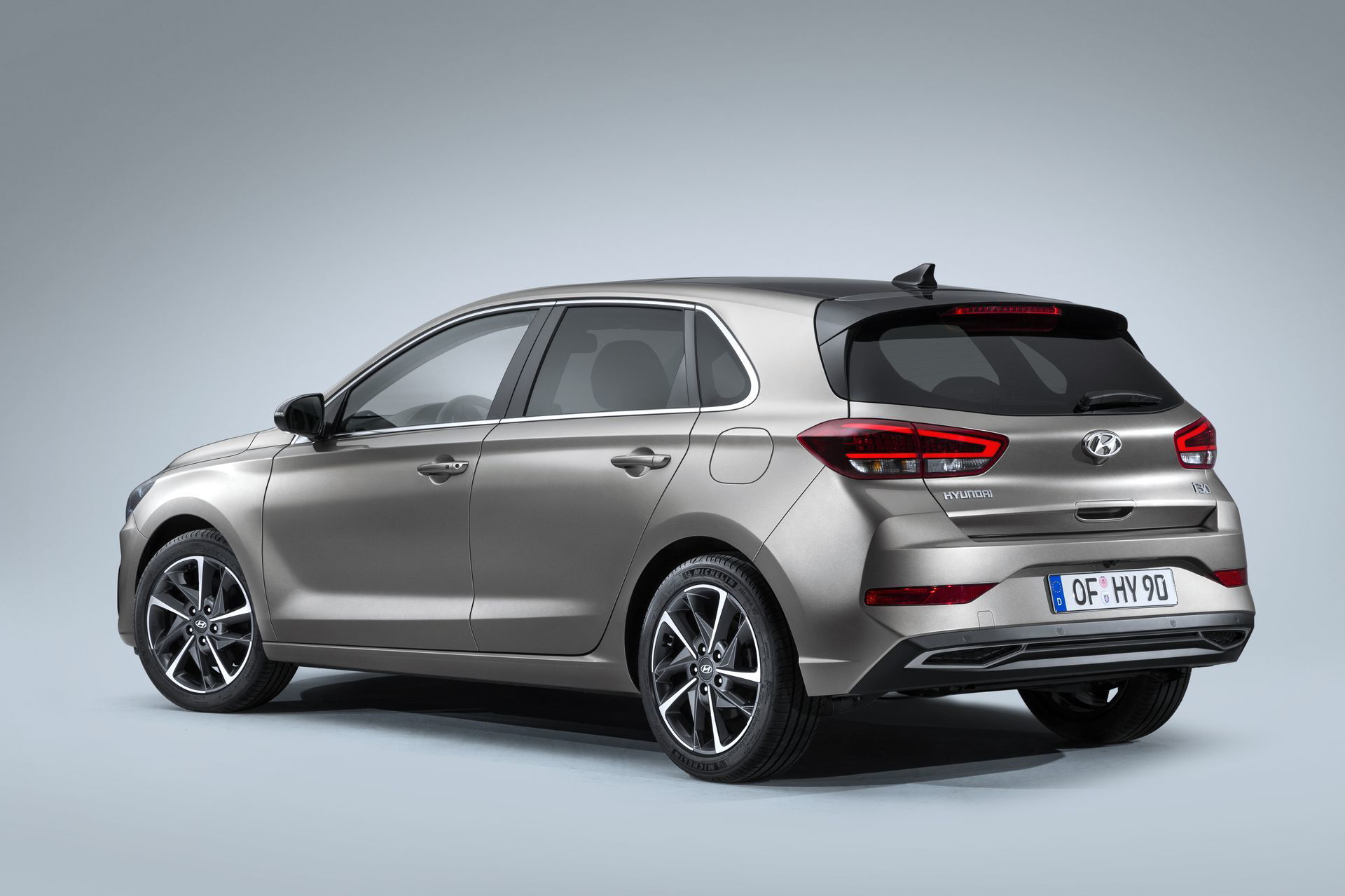 Vista en ángulo de la versión actualizada del Hyundai i30.