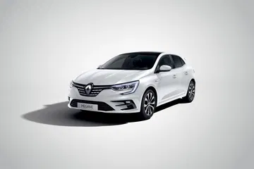 Vista dinámica del Renault Mégane, destacando su diseño frontal y lateral.