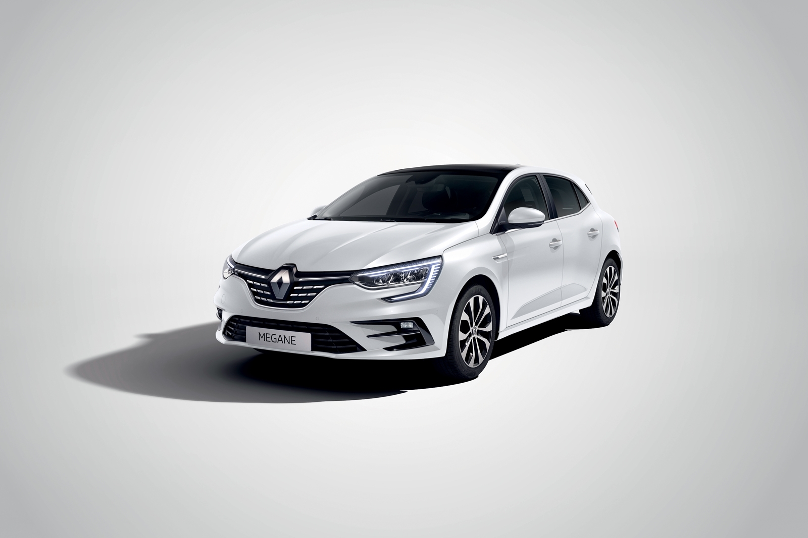 Vista dinámica del Renault Mégane, destacando su diseño frontal y lateral.