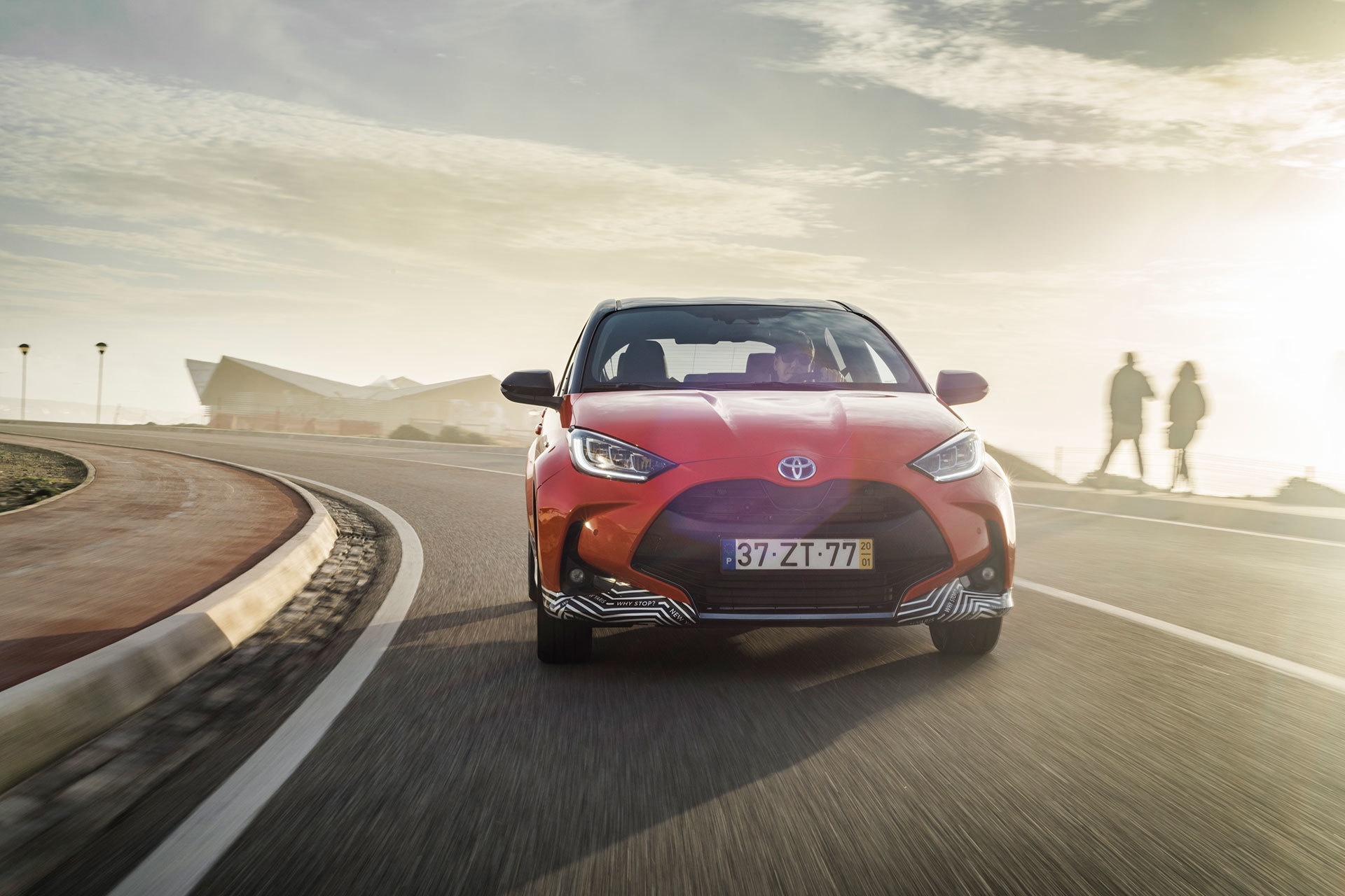 Toyota Yaris Hibrido 2020 Rojo Exterior 01