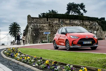 Toyota Yaris Hibrido 2020 Rojo Exterior 02