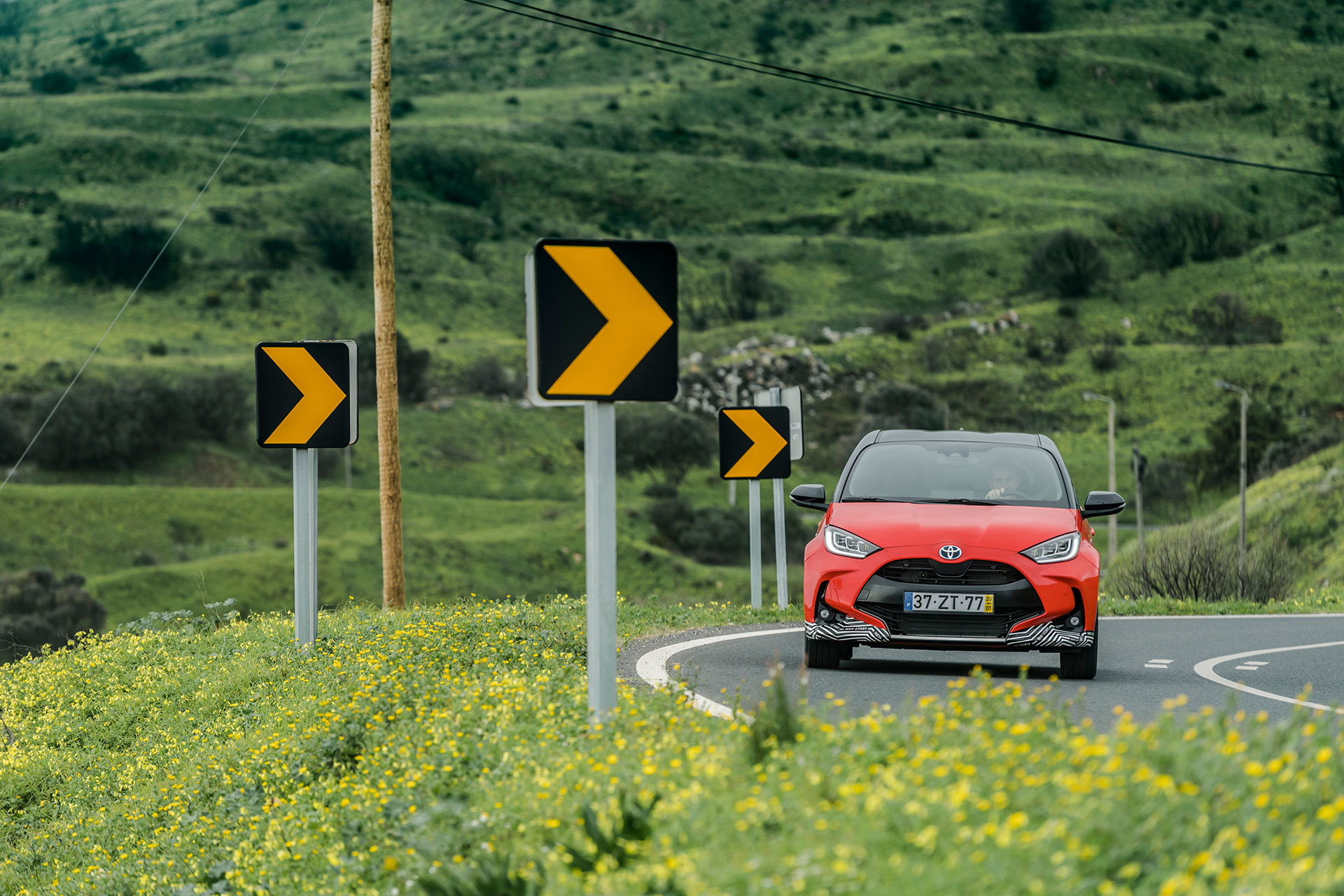 Toyota Yaris Hibrido 2020 Rojo Exterior 03
