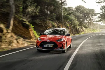 Toyota Yaris Hibrido 2020 Rojo Exterior 04
