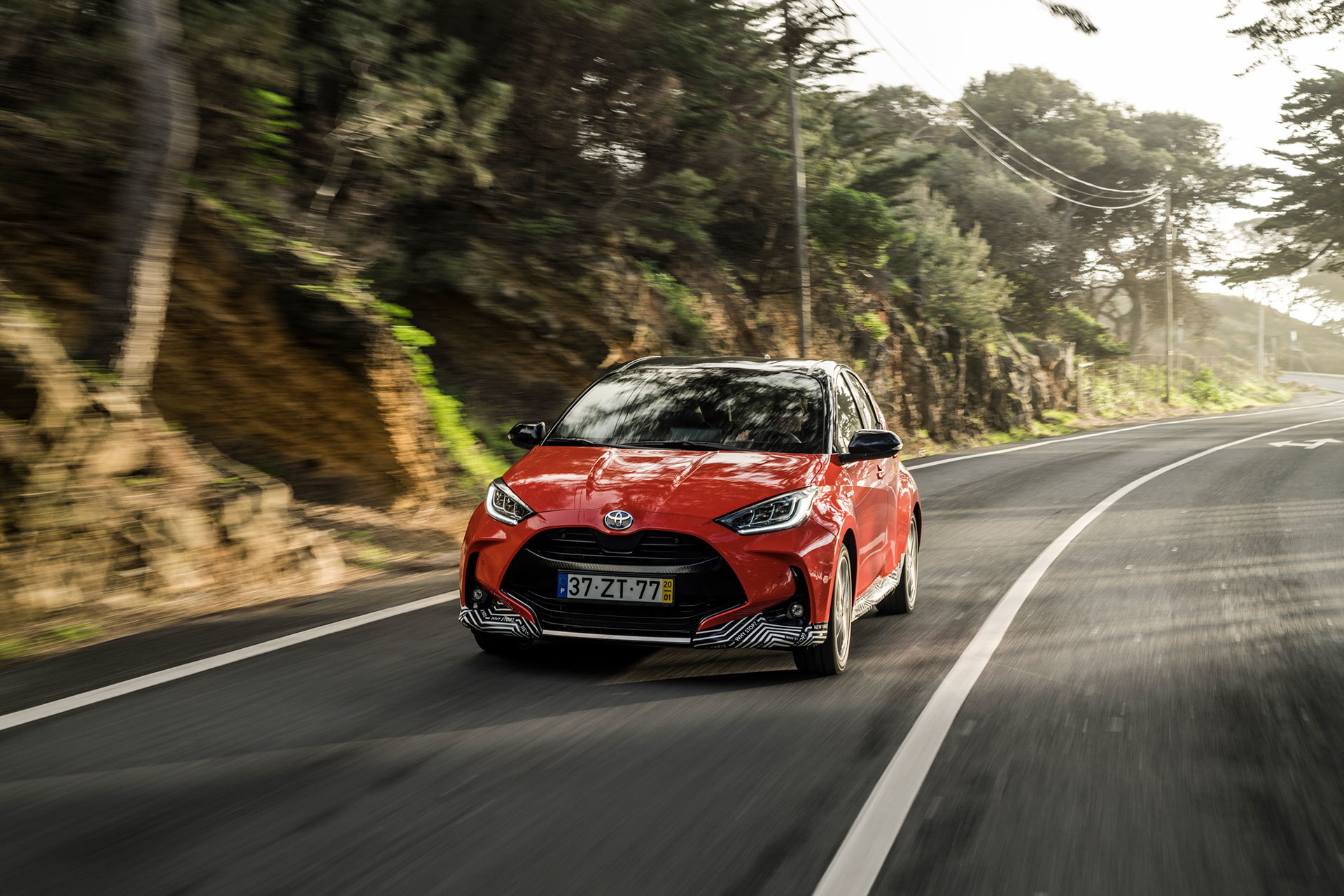 Toyota Yaris Hibrido 2020 Rojo Exterior 04