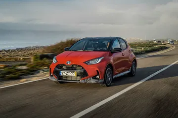 Toyota Yaris Hibrido 2020 Rojo Exterior 05