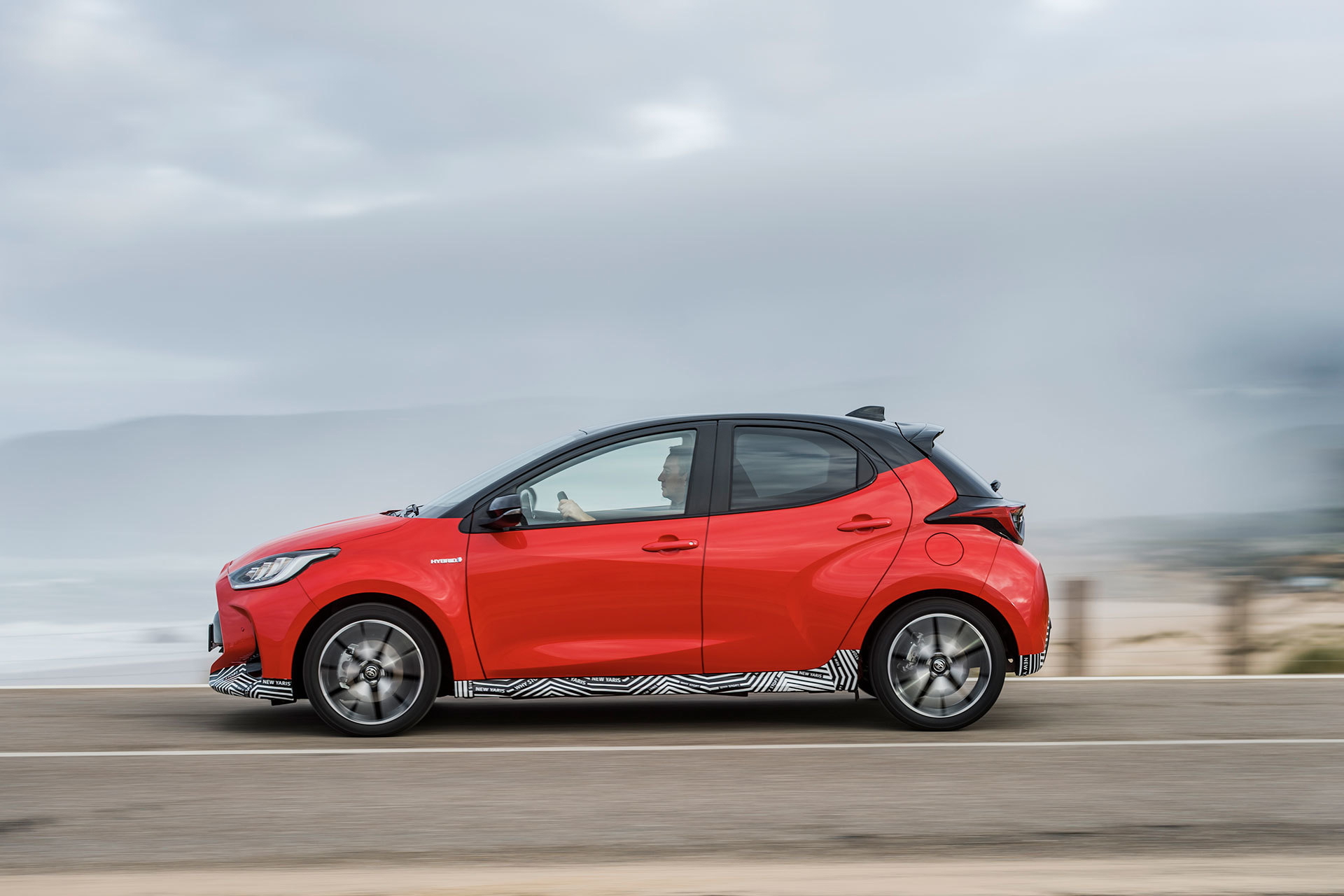 Toyota Yaris Hibrido 2020 Rojo Exterior 06