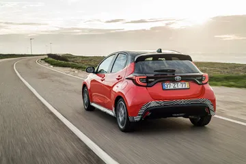 Toyota Yaris Hibrido 2020 Rojo Exterior 07