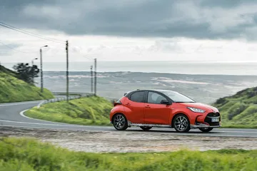 Toyota Yaris Hibrido 2020 Rojo Exterior 08
