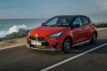 Toyota Yaris Hibrido 2020 Rojo Exterior 09