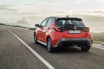 Toyota Yaris Hibrido 2020 Rojo Exterior 11