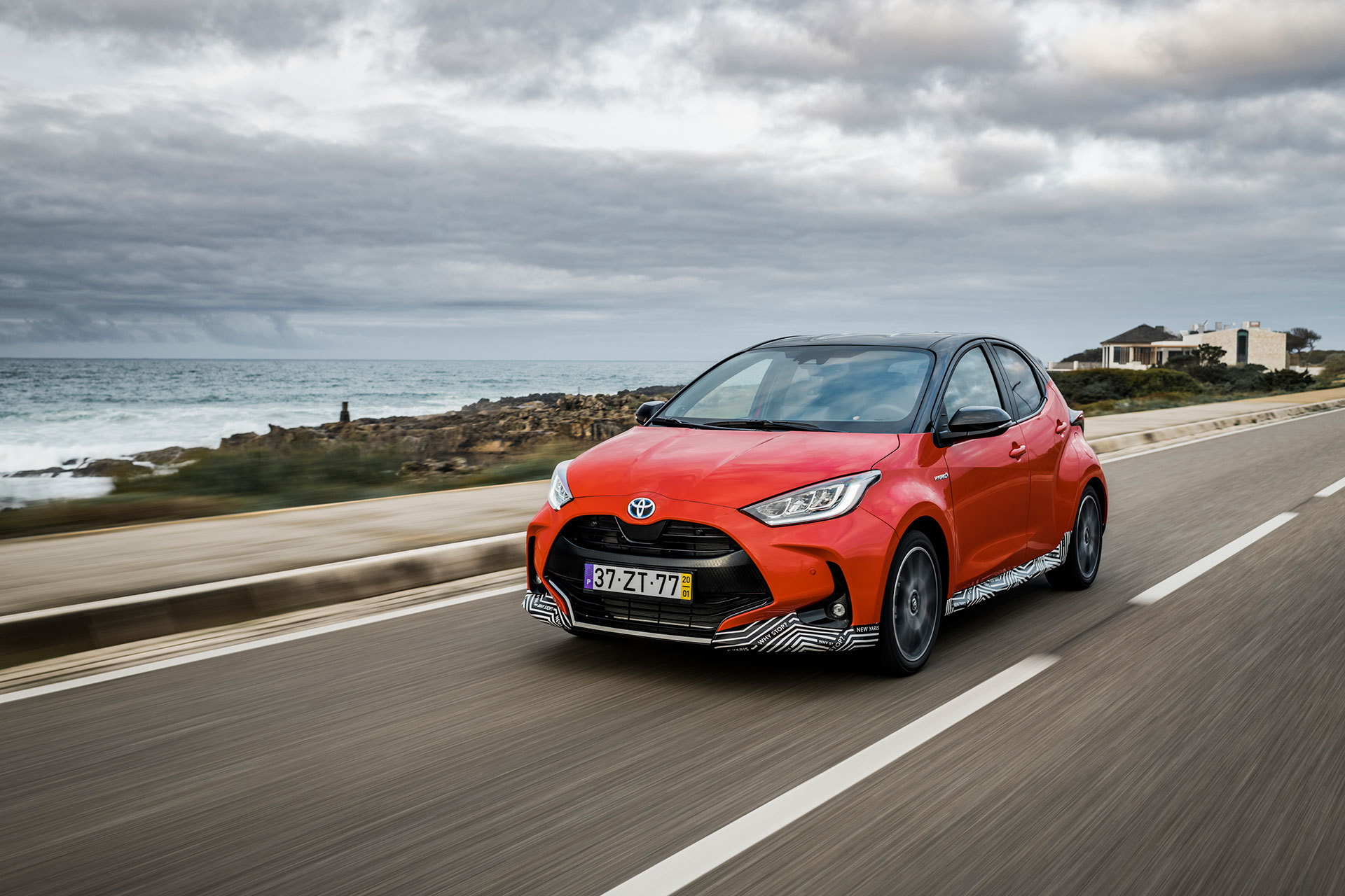 Toyota Yaris Hibrido 2020 Rojo Exterior 17
