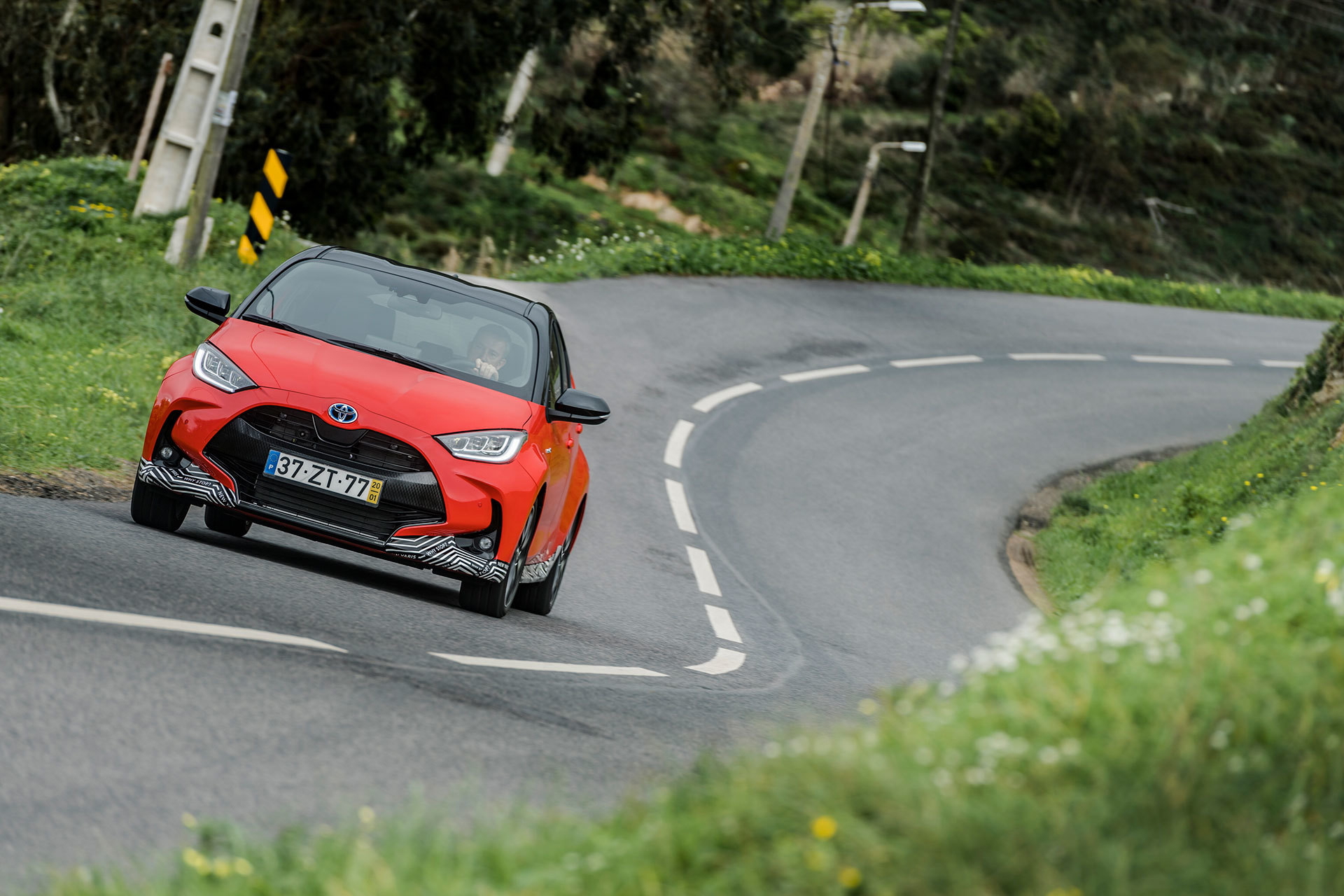 Toyota Yaris Hibrido 2020 Rojo Exterior 21