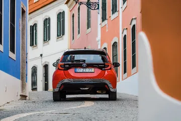 Toyota Yaris Hibrido 2020 Rojo Exterior 23