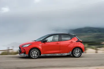 Toyota Yaris Hibrido 2020 Rojo Exterior 24