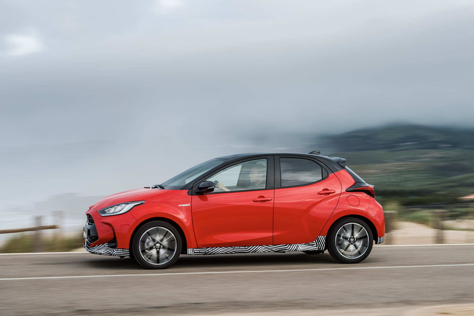 Toyota Yaris Hibrido 2020 Rojo Exterior 24