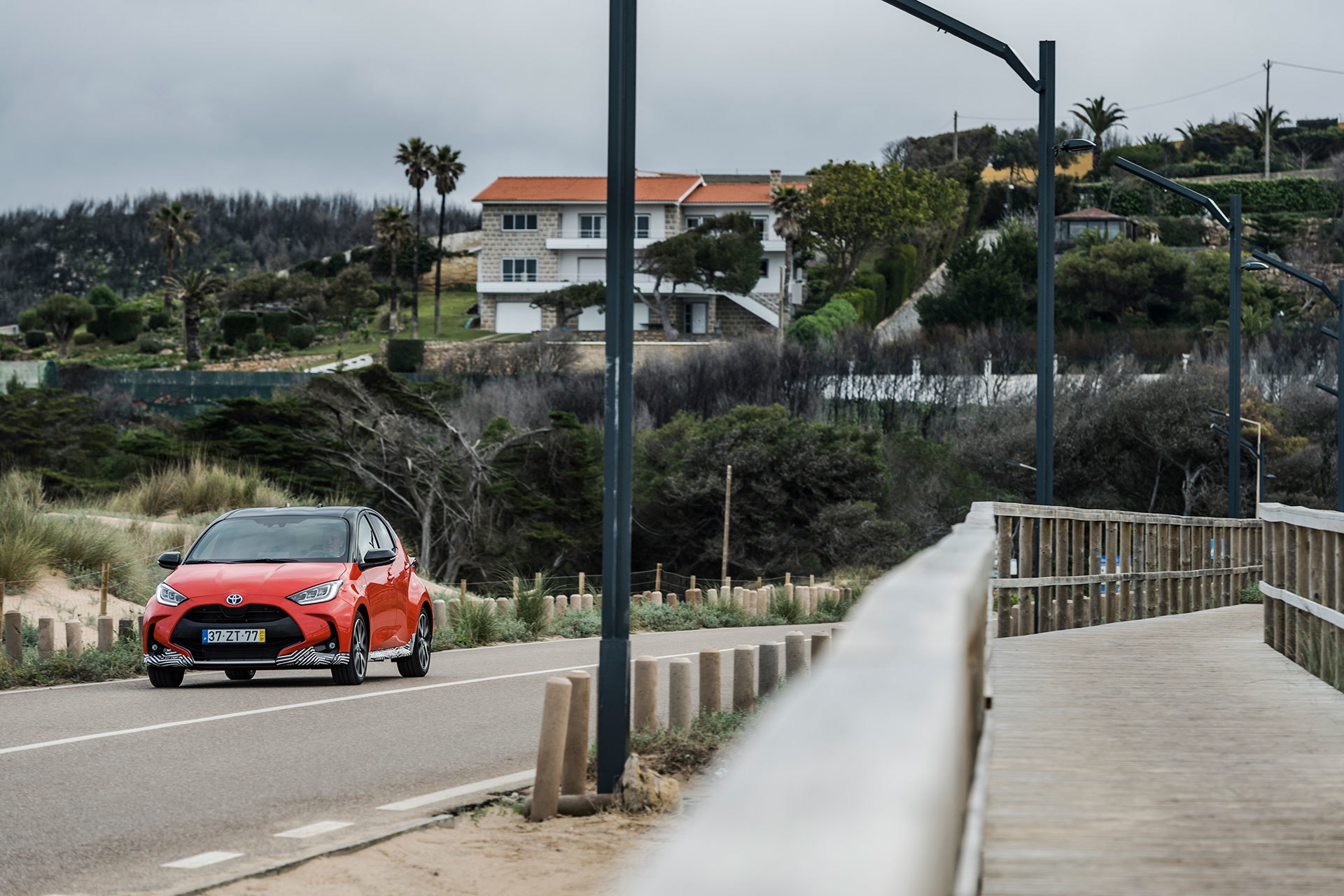 Toyota Yaris Hibrido 2020 Rojo Exterior 25