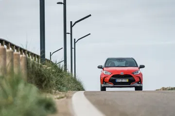 Toyota Yaris Hibrido 2020 Rojo Exterior 27