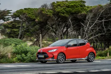 Toyota Yaris Hibrido 2020 Rojo Exterior 28