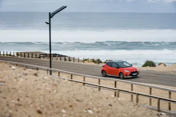 Toyota Yaris Hibrido 2020 Rojo Exterior 40