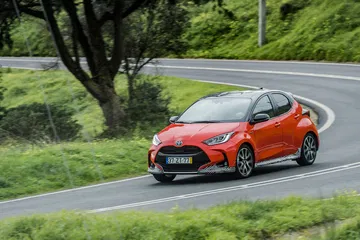 Toyota Yaris Hibrido 2020 Rojo Exterior 46