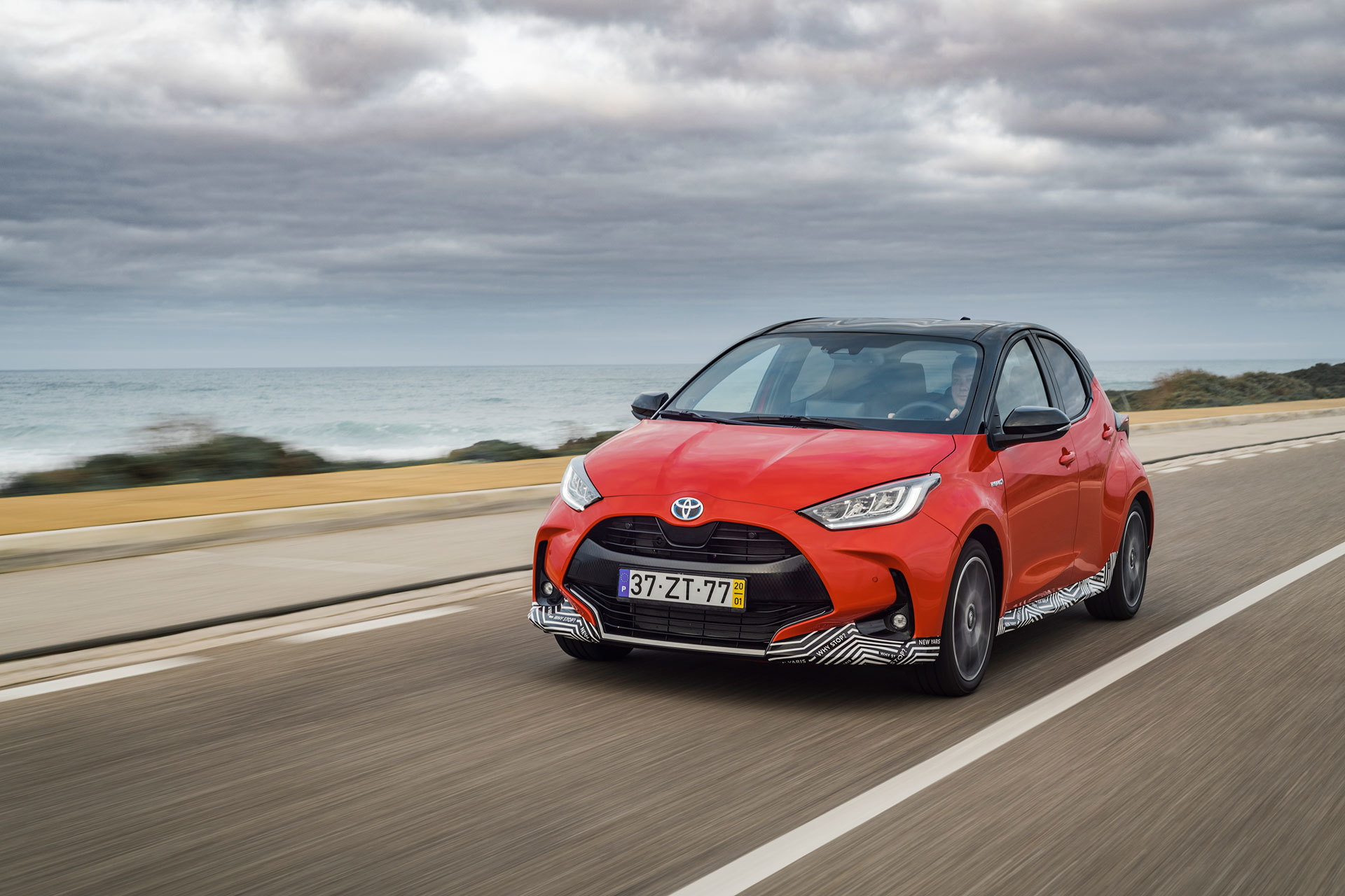 Toyota Yaris Hibrido 2020 Rojo Exterior 56