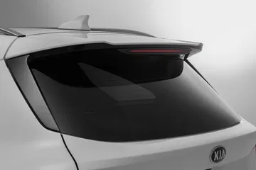 Vista trasera del alerón y spoiler del Kia Sorento, destacando su diseño aerodinámico.
