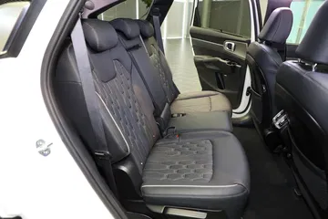 Vista lateral del asiento trasero, destacando comodidad y acabados.