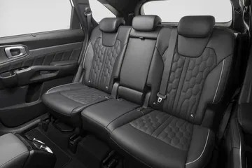 Vista de los asientos de cuero con detalle de las costuras del Kia Sorento.