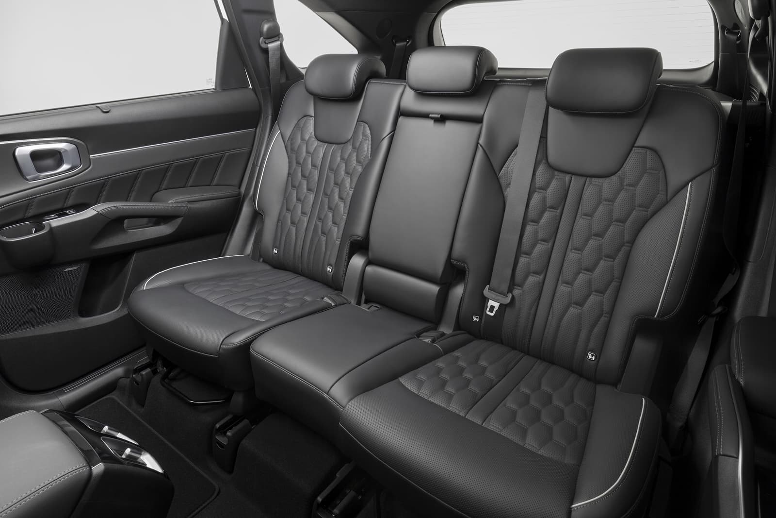 Vista de los asientos de cuero con detalle de las costuras del Kia Sorento.