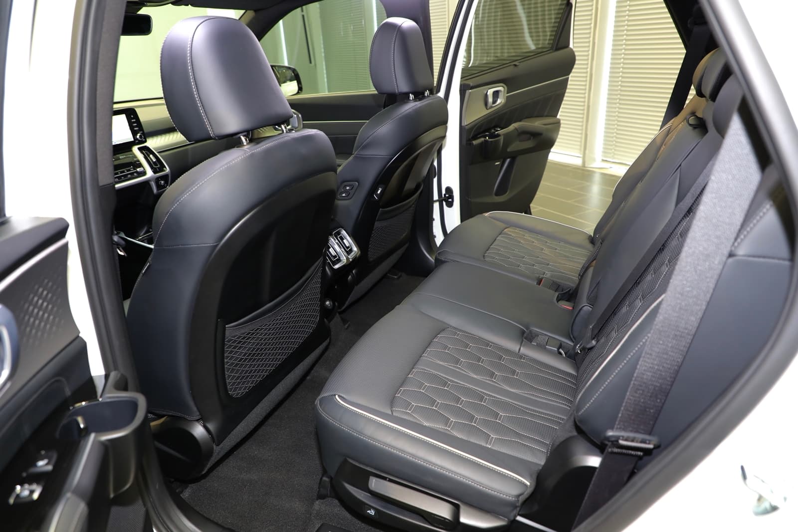 Vista lateral de los asientos de cuero del Kia Sorento, acabados y diseño premium.