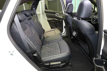 Vista de los asientos traseros del Kia Sorento, amplios y confortables