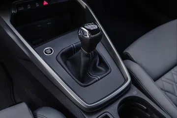 Vista cercana del cambio manual del Audi A3, enfatizando su ergonomía y diseño.