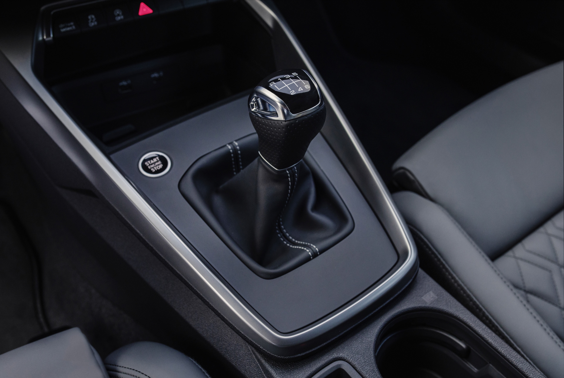 Vista cercana del cambio manual del Audi A3, enfatizando su ergonomía y diseño.