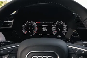 Vista del cuadro de instrumentos digital del Audi A3, con diseño claro y moderno.
