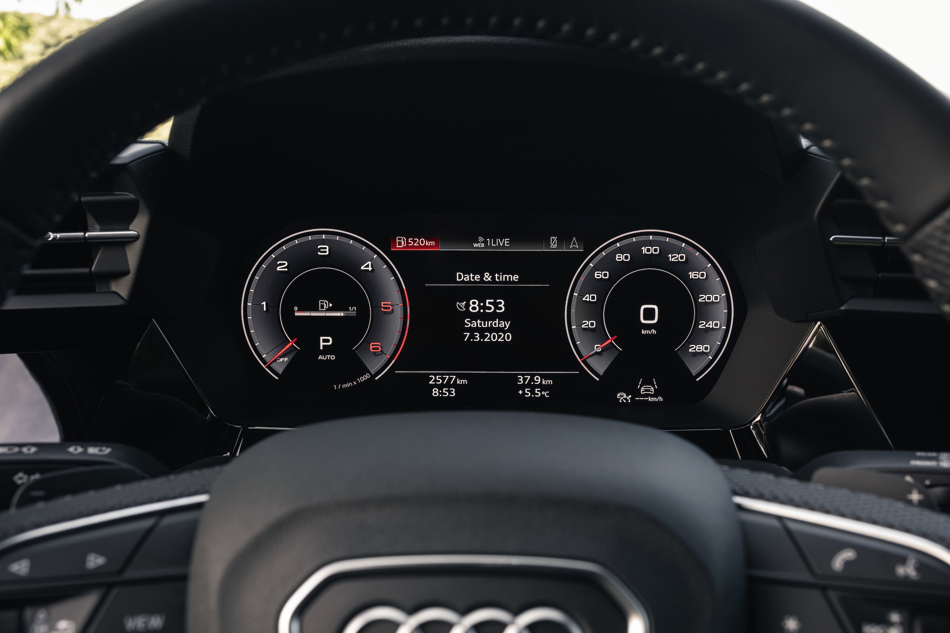 Vista del cuadro de instrumentos digital del Audi A3, con diseño claro y moderno.