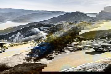 Vista cercana del emblema modelo A3 en carrocería color azul.