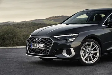 Vista delantera del Audi A3 Sportback 2020 en Gris Daytona, destacando su parrilla Singleframe.