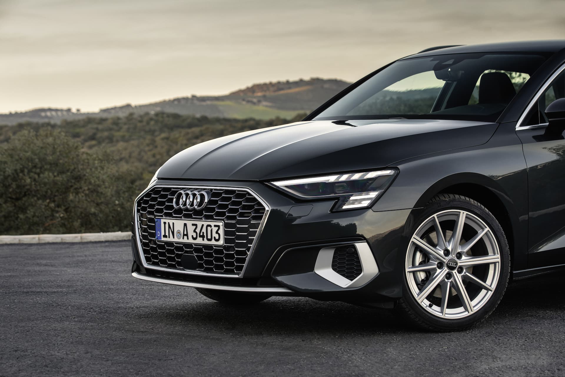 Vista delantera del Audi A3 Sportback 2020 en Gris Daytona, destacando su parrilla Singleframe.