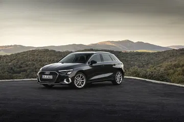 Vista del Audi A3 Sportback 2020 en color Gris Daytona, perfil elegante y diseño deportivo.