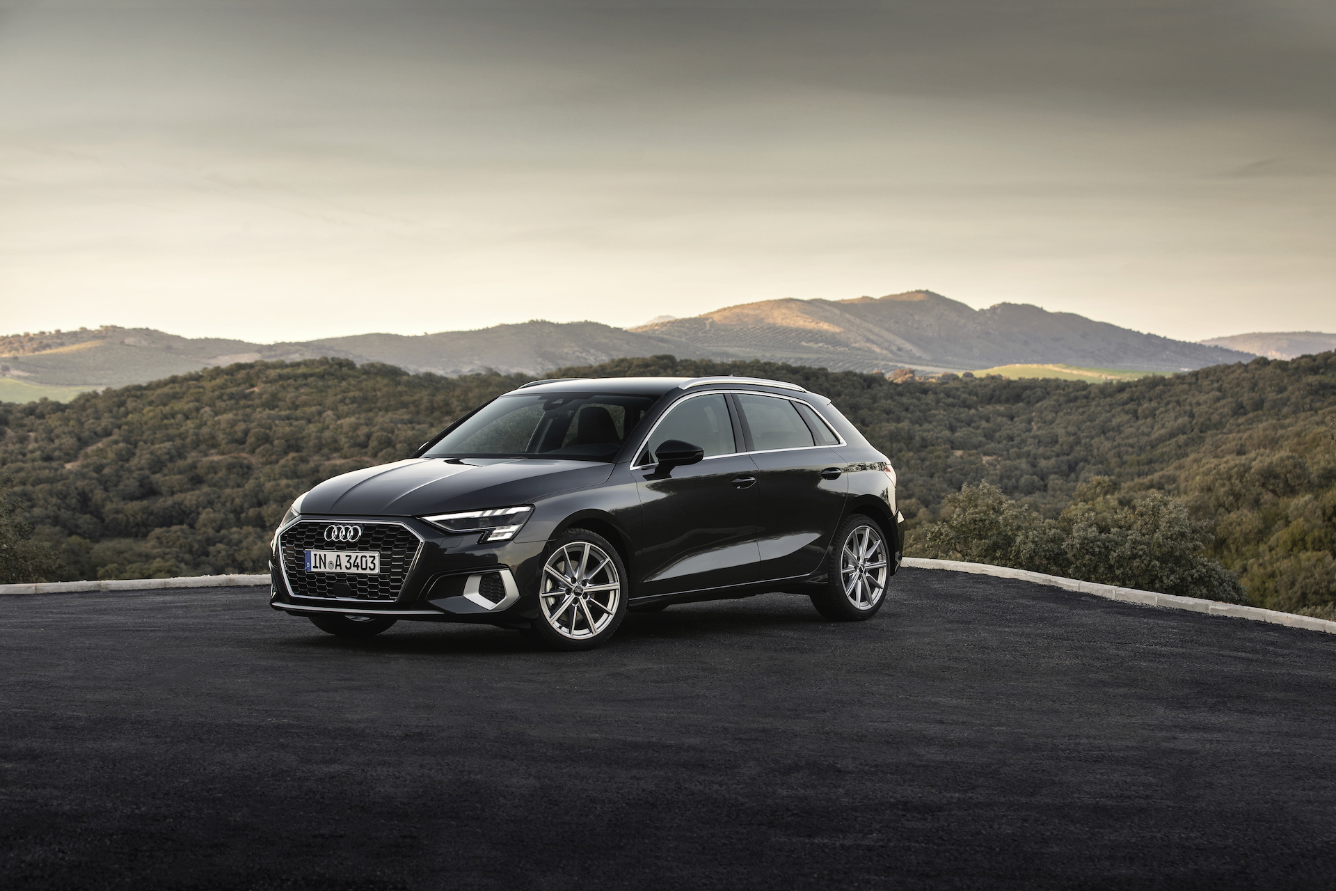 Vista del Audi A3 Sportback 2020 en color Gris Daytona, perfil elegante y diseño deportivo.