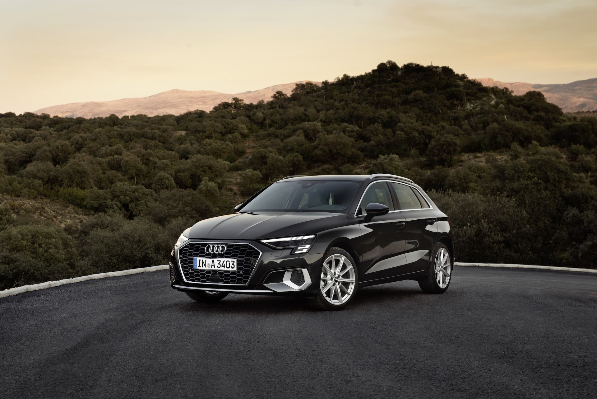 Vista dinámica del Audi A3 Sportback 2020 en gris Daytona, reflejando sofisticación.