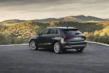 Vista trasera y lateral del Audi A3 Sportback 2020 en tono Gris Daytona.